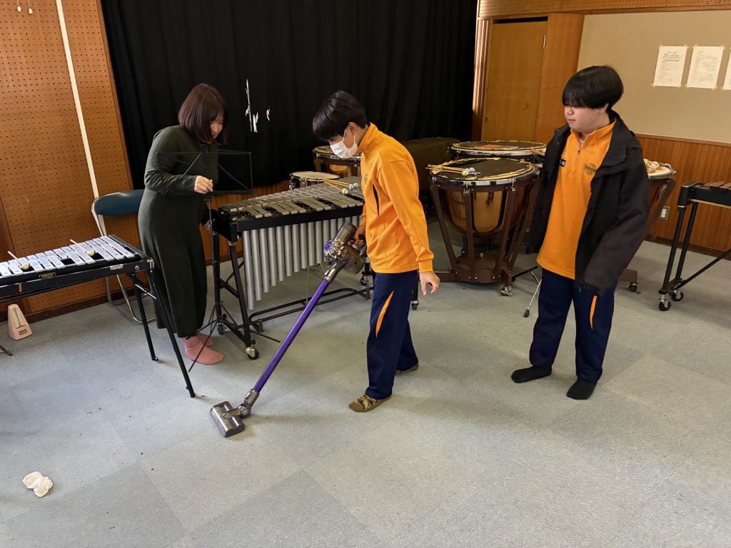 2025年最後の練習日。お世話になっている中学校の音楽室の大掃除をしました♪